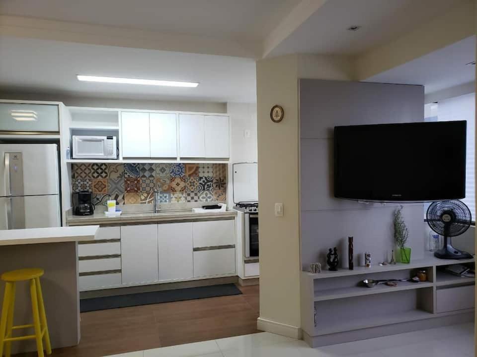 Balneario Camboriu - edificio Las Vegas - Apartamento arejado e reformado - 2 quartos - 2 banheiros - Próximo da Praia - Portaria 24h - Garagem Privativa *