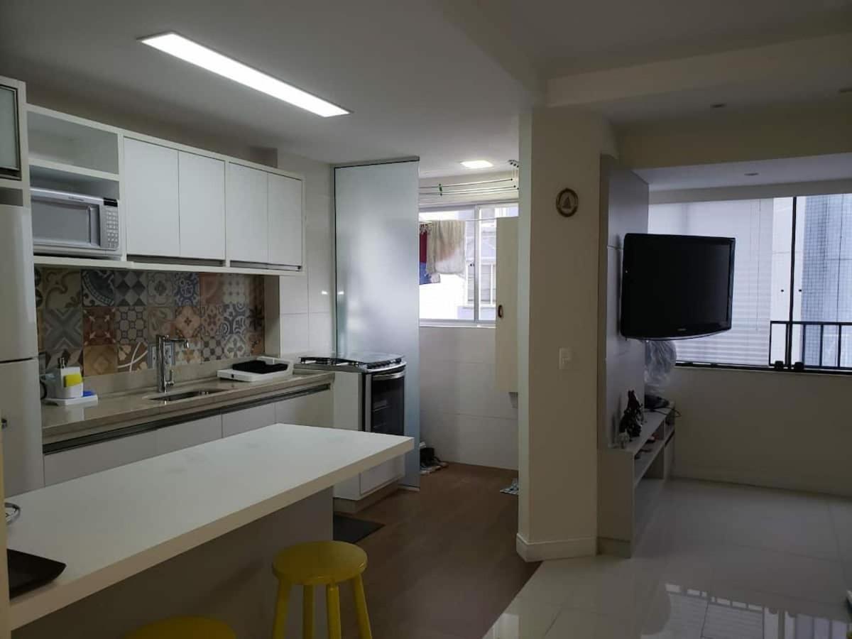 Apartamento Balneario Camboriu - edificio Las Vegas - Apartamento arejado e reformado - 2 quartos - 2 banheiros - Próximo da Praia - Portaria 24h - Garagem Privativa *